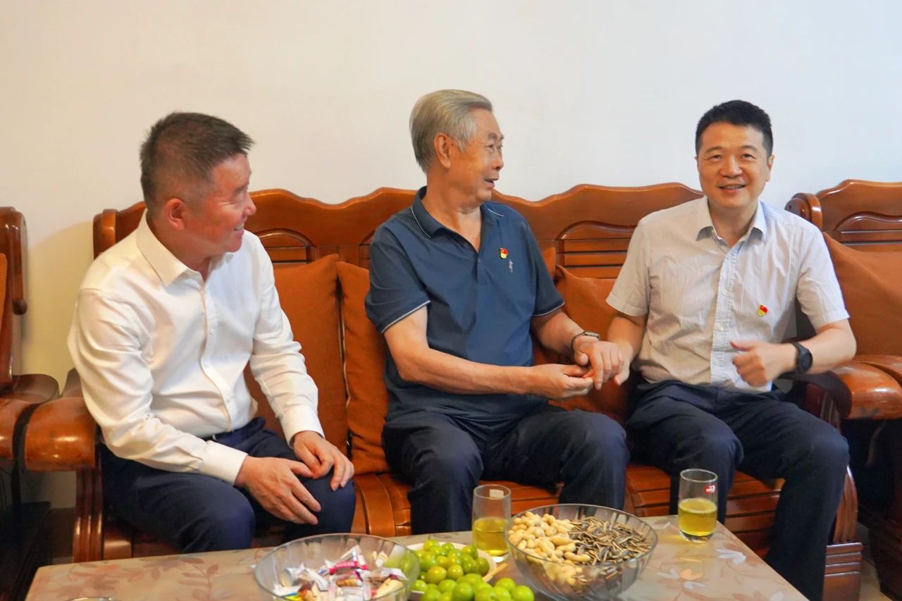 省尊龙凯时集团党委书记、董事长游勇开展“七一”走访