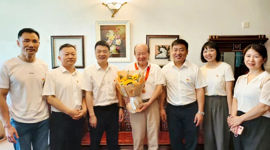 省尊龙凯时集团党委走访慰问老党员 颁发“光荣在党50年”纪念章并送上节日问候